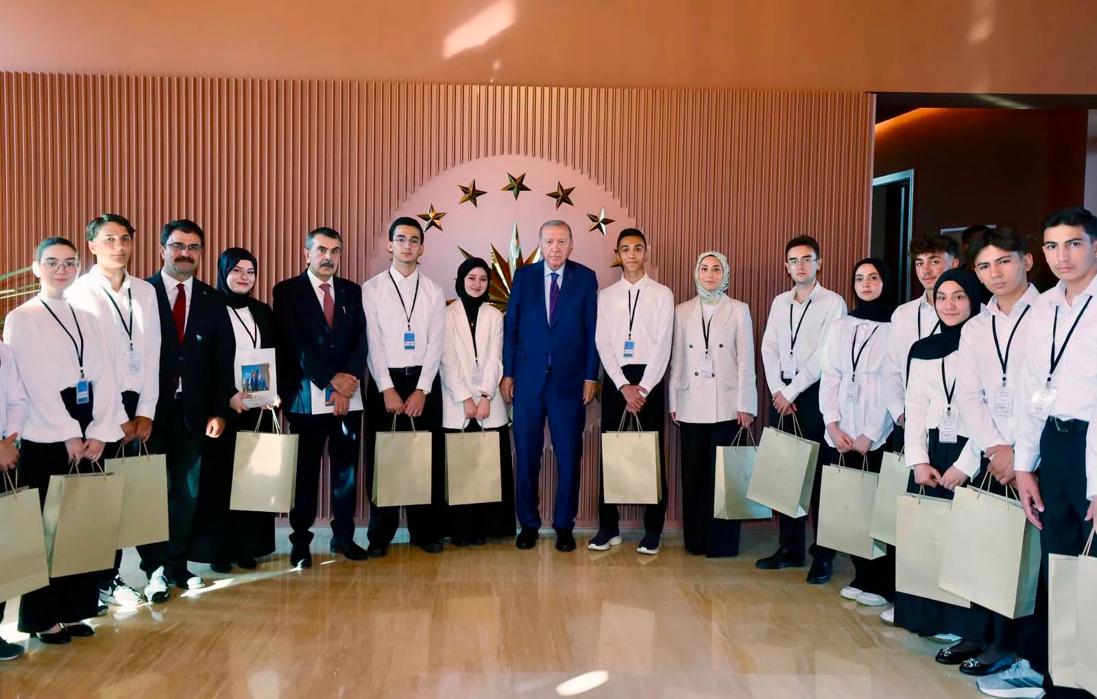 Cumhurbaşkanımız Recep Tayyip Erdoğan, “Maziden Atiye” Programına Katılan Öğrencilerle Bir Araya Geldi